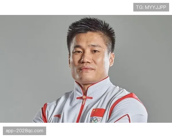 吕小军戴着那块名表跟菜市场大妈扯家常，反差感强得要命