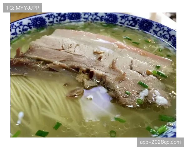 崔家溪训练完直接啃生鸡胸肉，这自律看得我饭都吃不香了