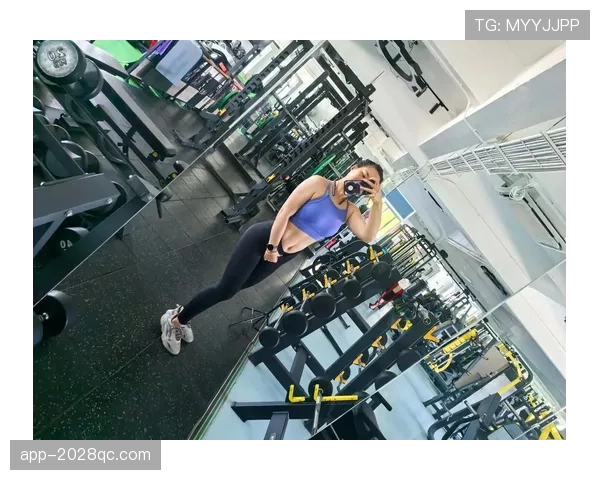 掌敏洁训练完顺手啃个鸡腿，这自律和放纵的切换也太真实了